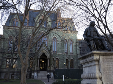 特朗普一刀砍拨款！宾大宣布全面冻结招聘、暂停涨薪、数十亿项目或被叫停！巨额捐赠基金也救不了